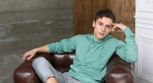 Антон Шоки теперь официально женат на беременной подруге