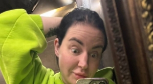 Александра Черно рекламирует любимый караоке-бар в Митино