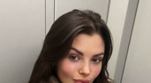 Фанатки Евстроповой одаривают подарками её дочь Анджелину