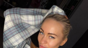 Поклонник Элины Рахимовой продолжает радовать её цветами