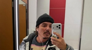 Евгений Кузин празднует победу над Иваном Барзиковым