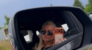 Элина Рахимова навестила любимую бабушку